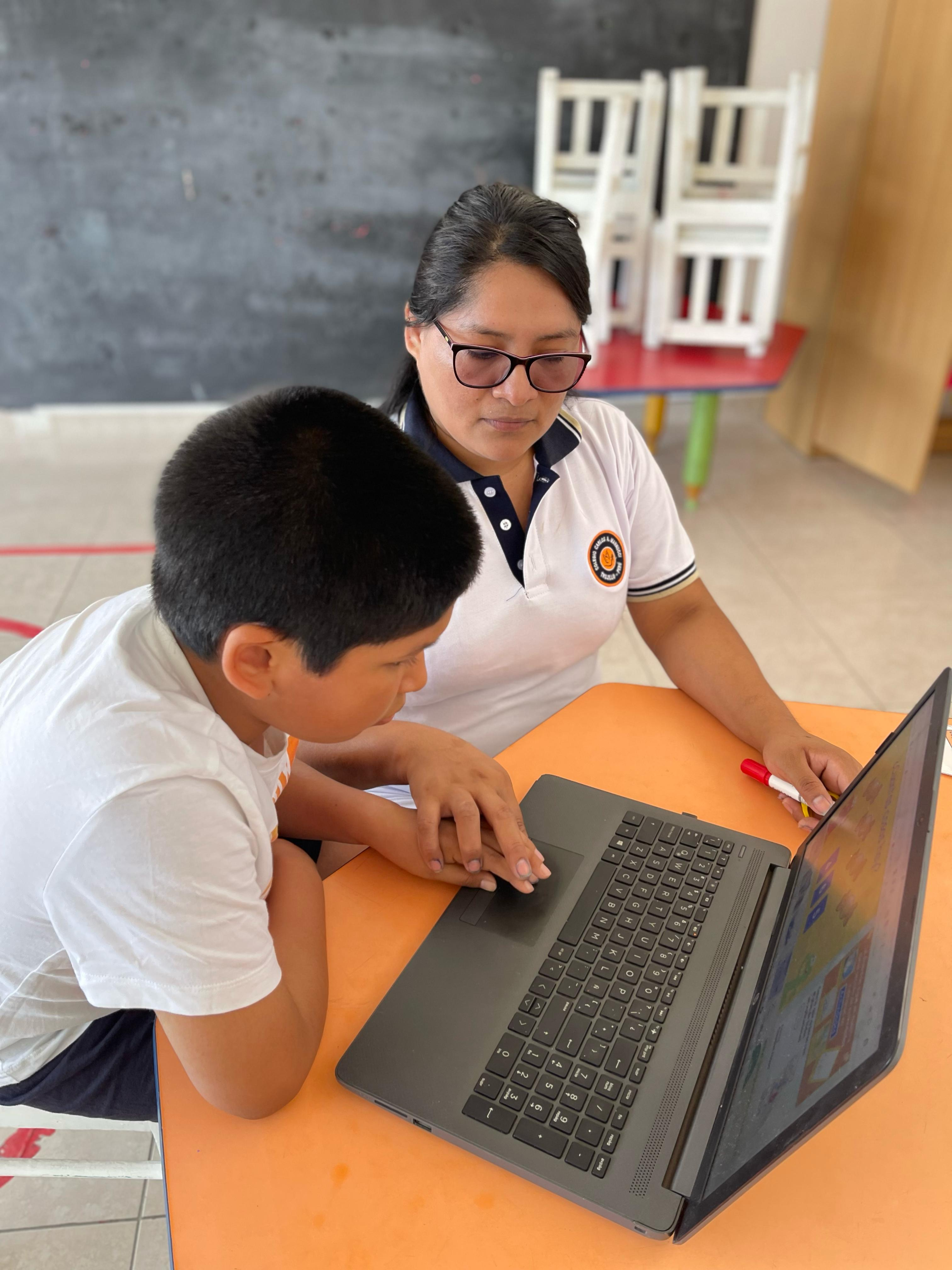 Estudiantes participando en actividad artística