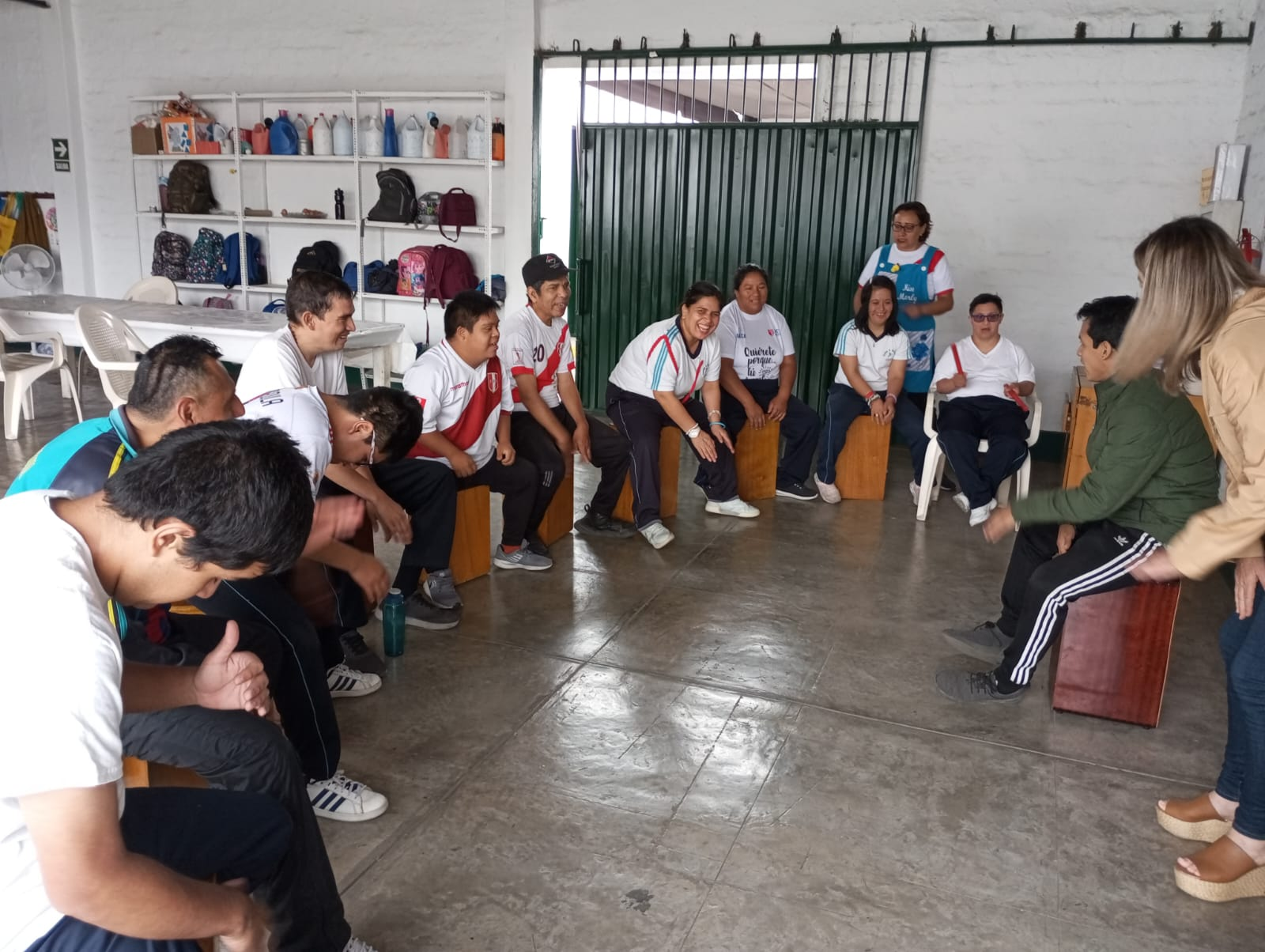 Docente acompañando a estudiantes en actividad grupal