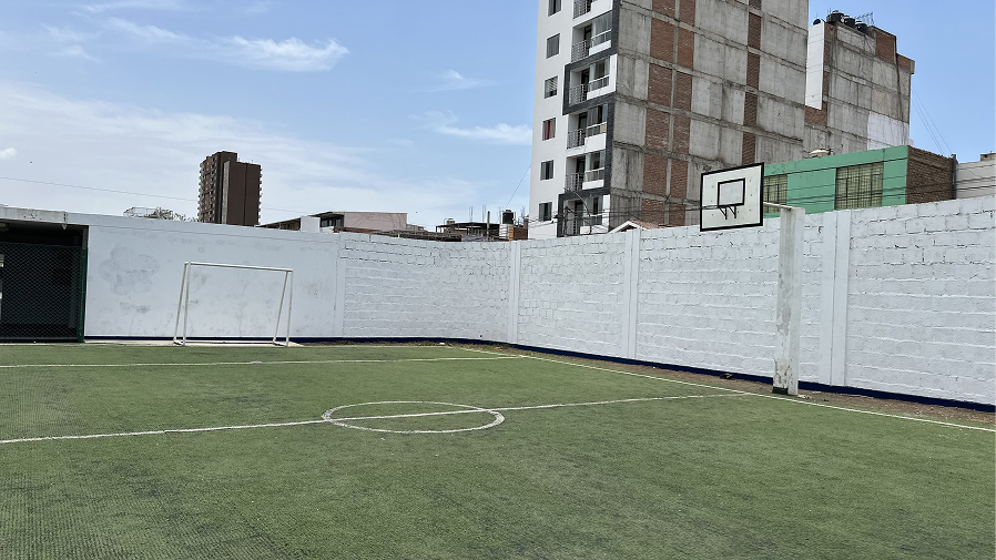 Cancha deportiva del Colegio Carlos A. Mannucci