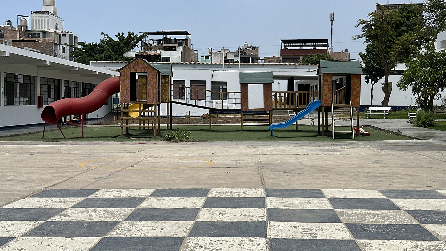 Patio y área recreativa del Colegio Carlos A. Mannucci