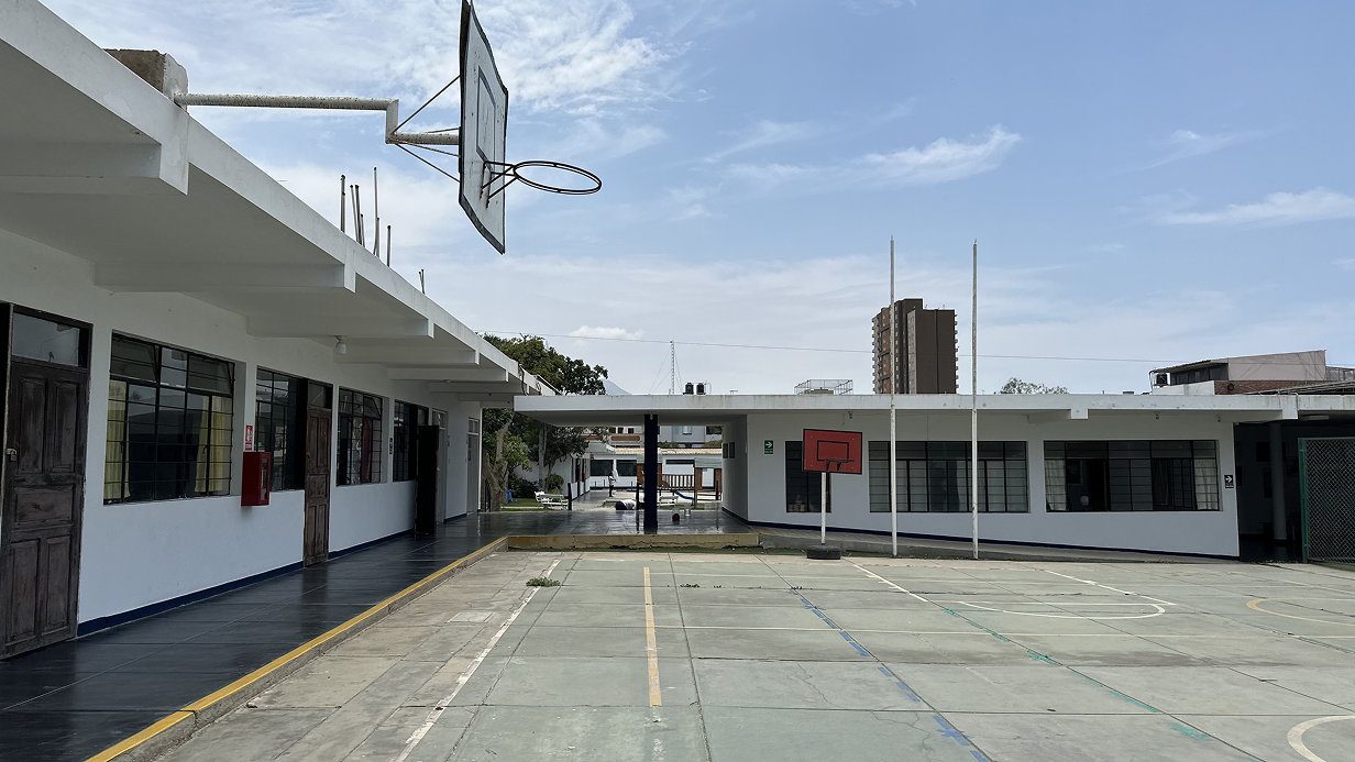 Patio deportivo del Colegio Carlos A. Mannucci en Trujillo