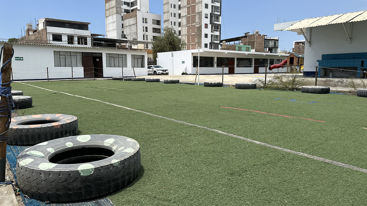 Zona exterior para actividades motrices del Colegio Carlos A. Mannucci