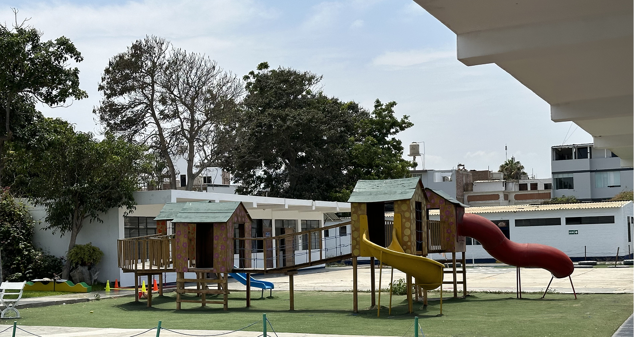 Campus del Colegio Carlos A. Mannucci en Trujillo