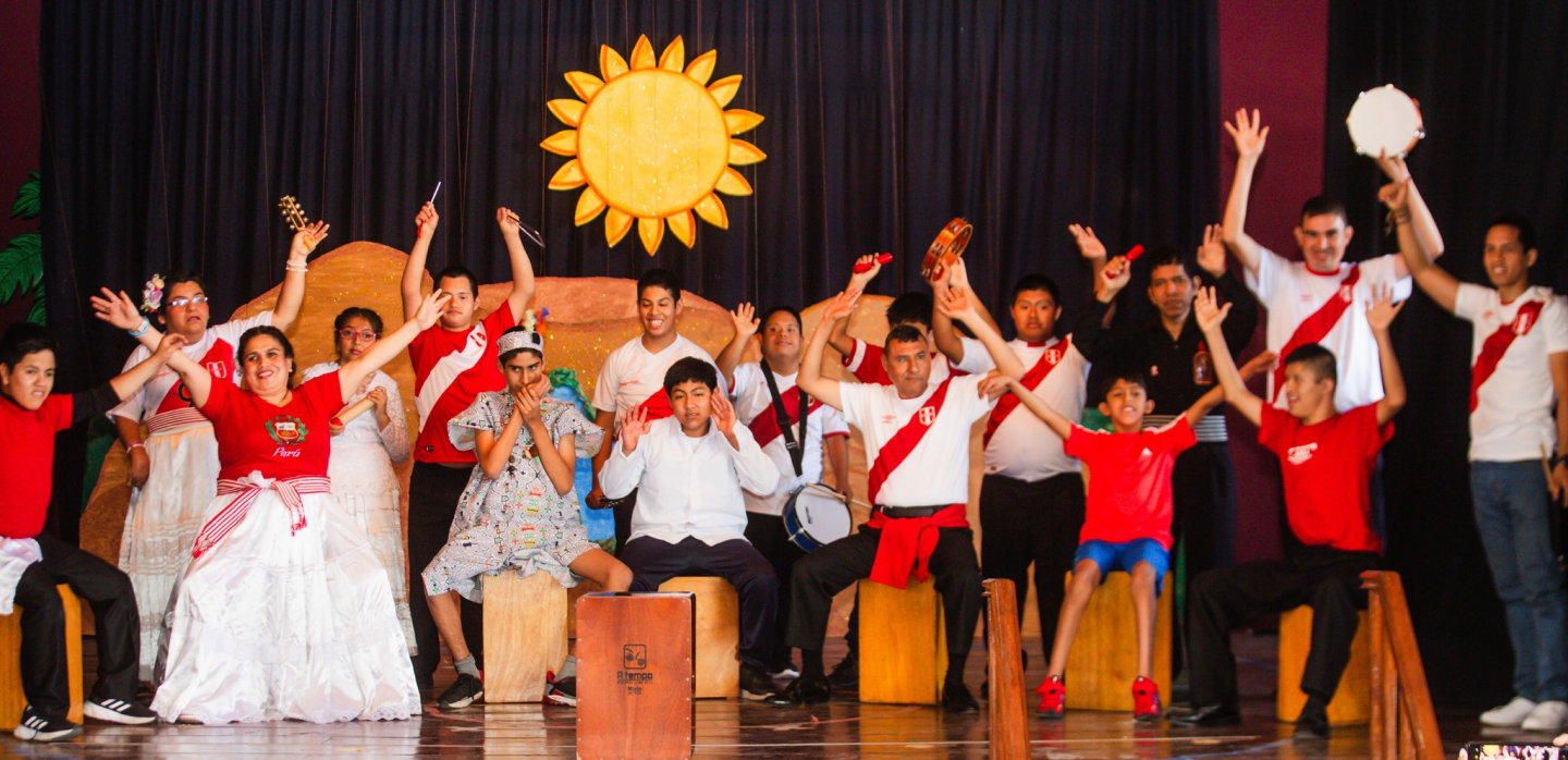 Estudiantes participando en una actividad escolar